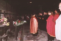 Prayers at crematorium.JPG (9207 bytes)